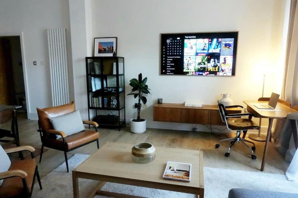 Apartment Stylish City-centre With Balcony Liverpool